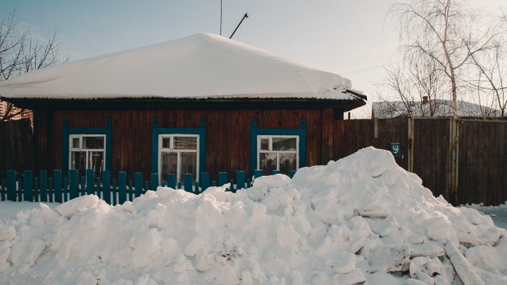 «Даже чайник не согреть»: под Тюменью жители села замерзают в домах из-за проблем с электричеством