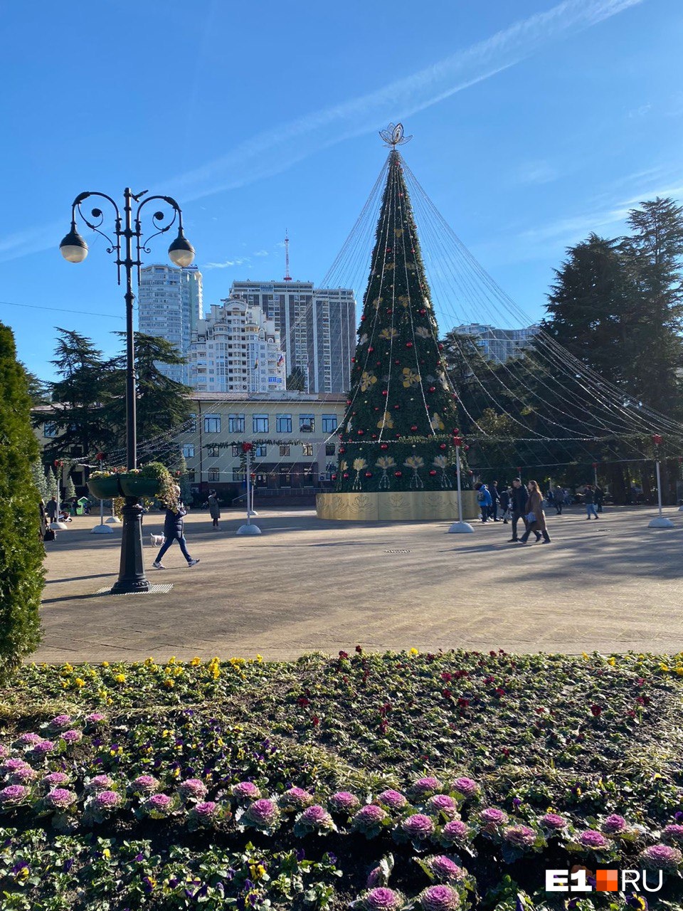 Новогодняя елка без снега — картина, невозможная для Екатеринбурга