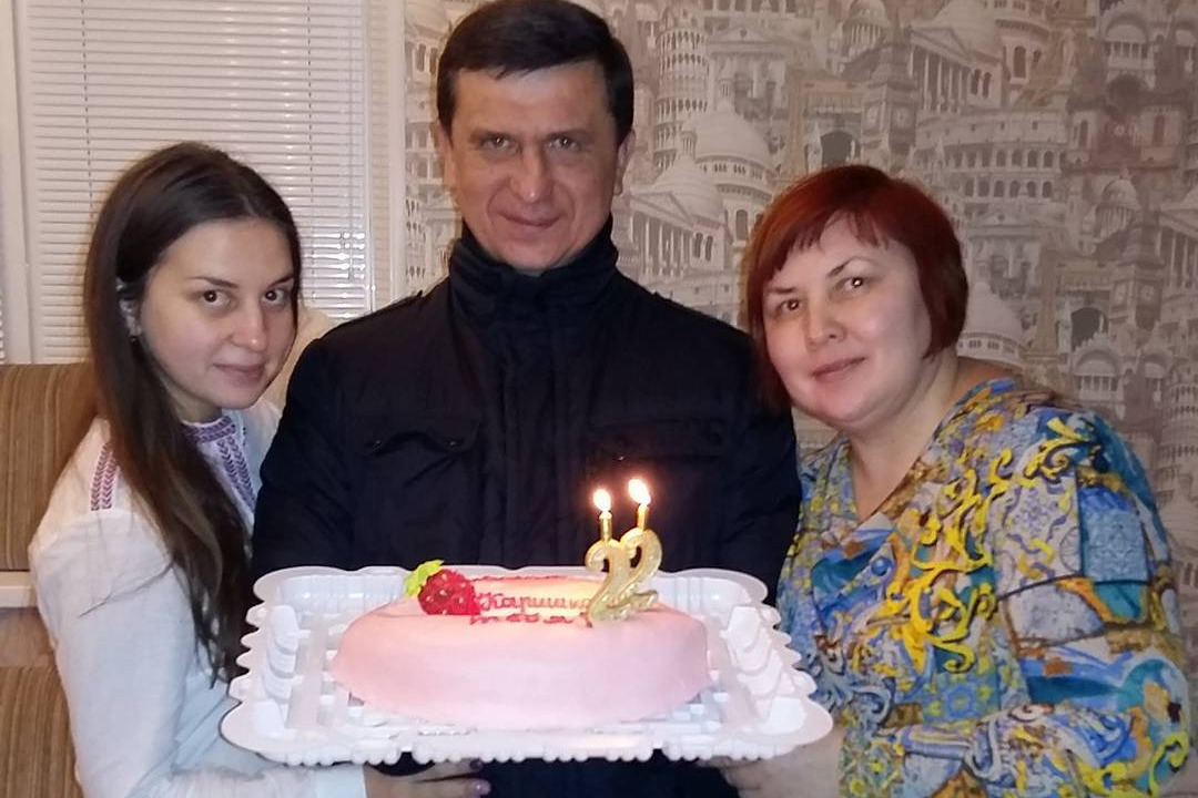 Павел и Адиля Козловы вместе с дочерью Кариной в день ее 22-летия в 2015 году Павел и Адиля Козловы вместе с дочерью Кариной в день ее 22-летия в 2015 году