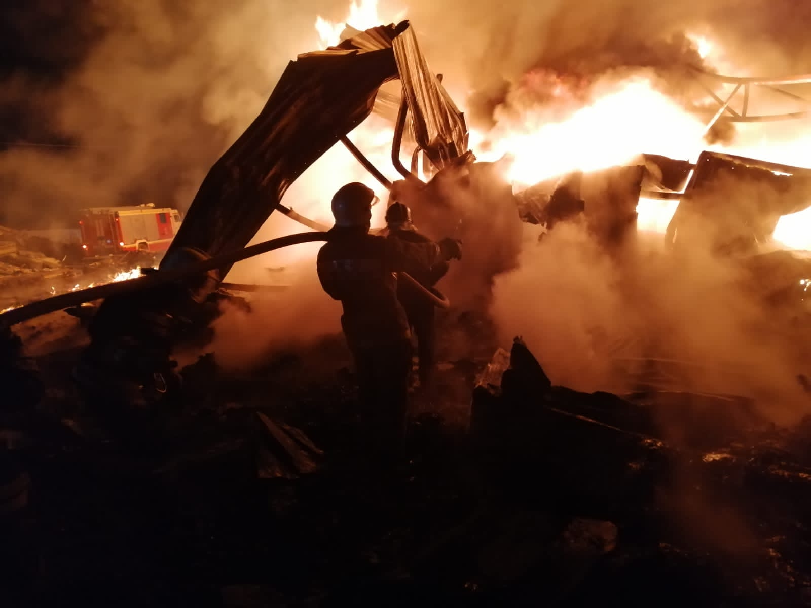 Огромный пожар в Кировском округе — загорелся пункт приема вторсырья