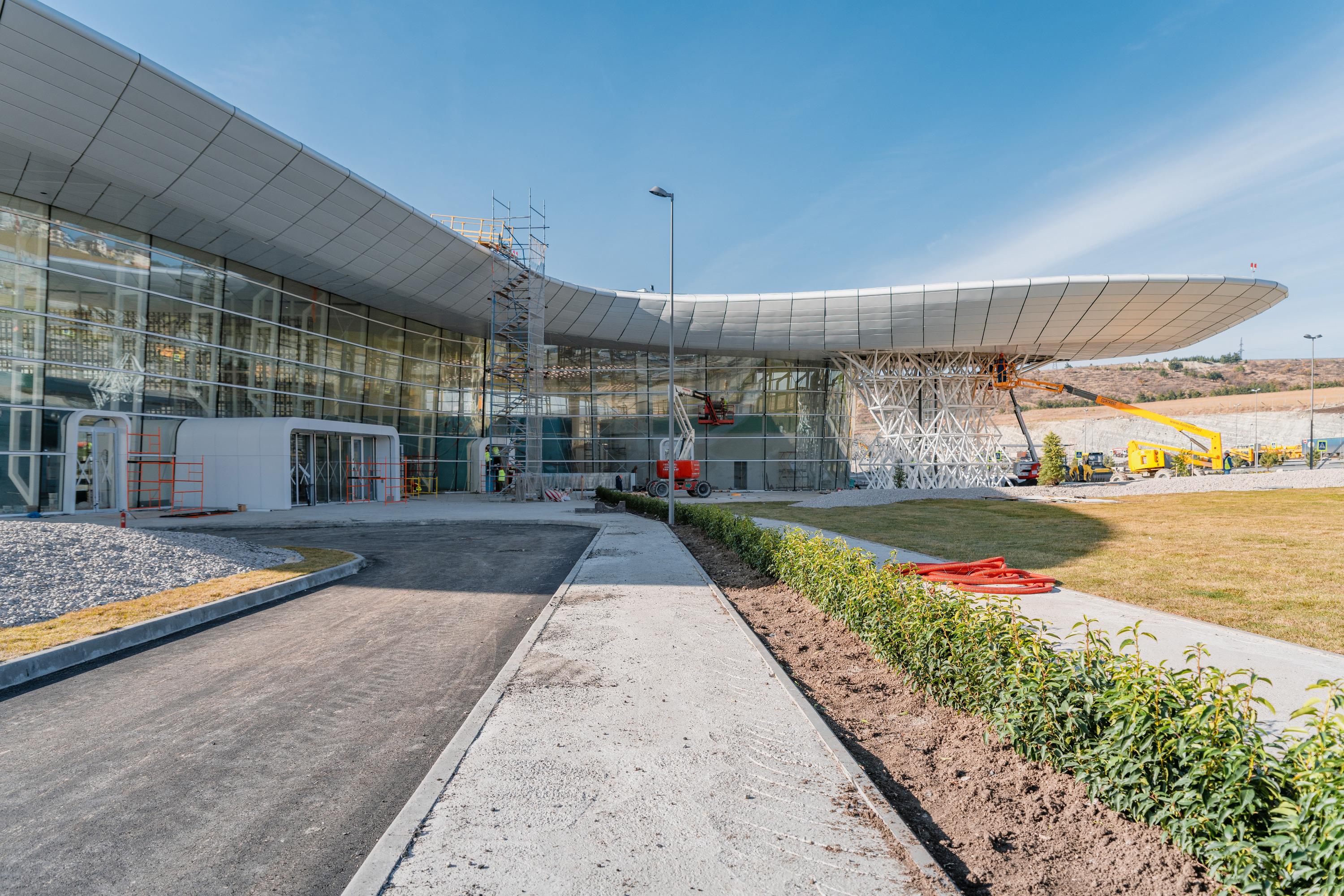 Сверху объект напоминает парящую птицу, площадь нового терминала — 16,7 тысячи квадратных метров (у нынешнего только 1,5 тысячи квадратных метров)