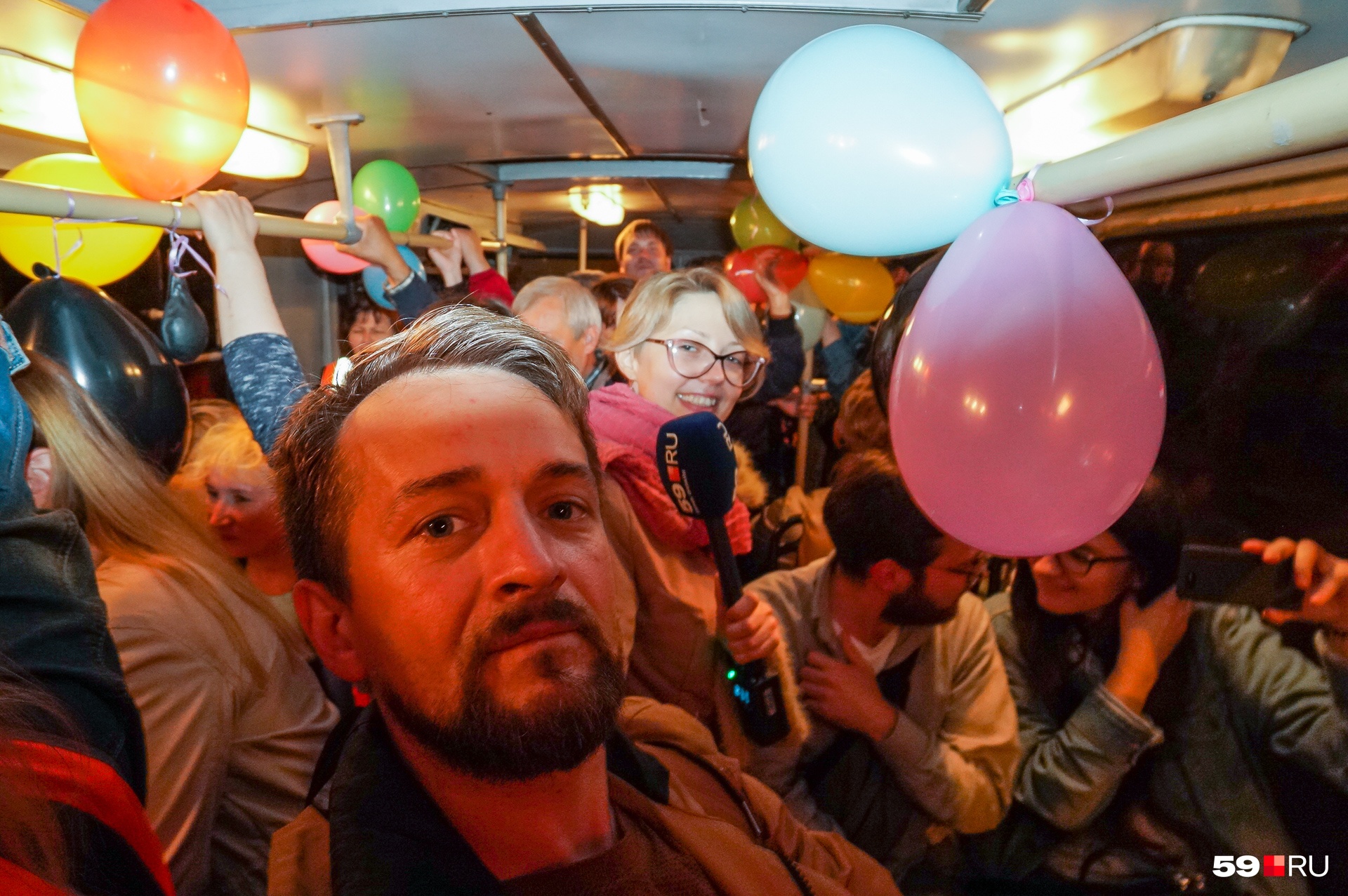 30 июня 2019 года корреспонденты 59.RU вместе с другими горожанами проехали на последнем пермском троллейбусе. Со следующего дня в Перми остались только автобусы и трамваи 30 июня 2019 года корреспонденты 59.RU вместе с другими горожанами проехали на последнем пермском троллейбусе. Со следующего дня в Перми остались только автобусы и трамваи