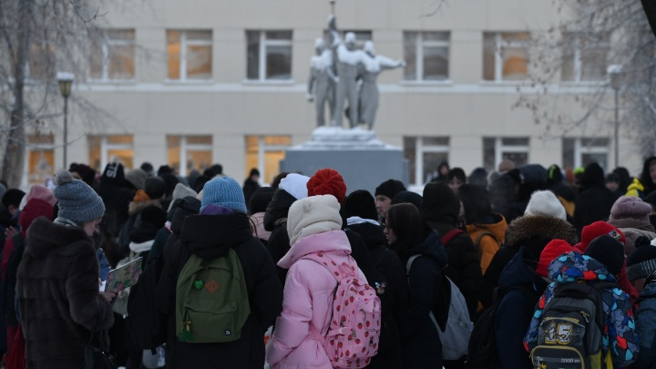 «На всякий случай». После волны лжеминирований в школах Екатеринбурга детям запретили переодеваться