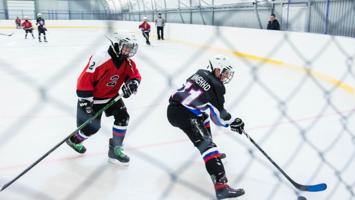 Физкультура на коньках: в школе Сургутского района открыли ледовый каток