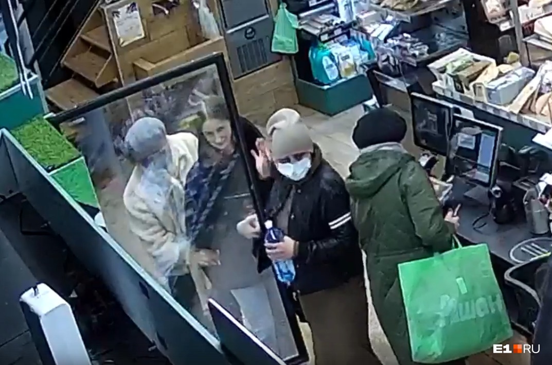 Сработали за пару секунд: две женщины украли у екатеринбурженки дорогущий айфон. Кража попала на видео