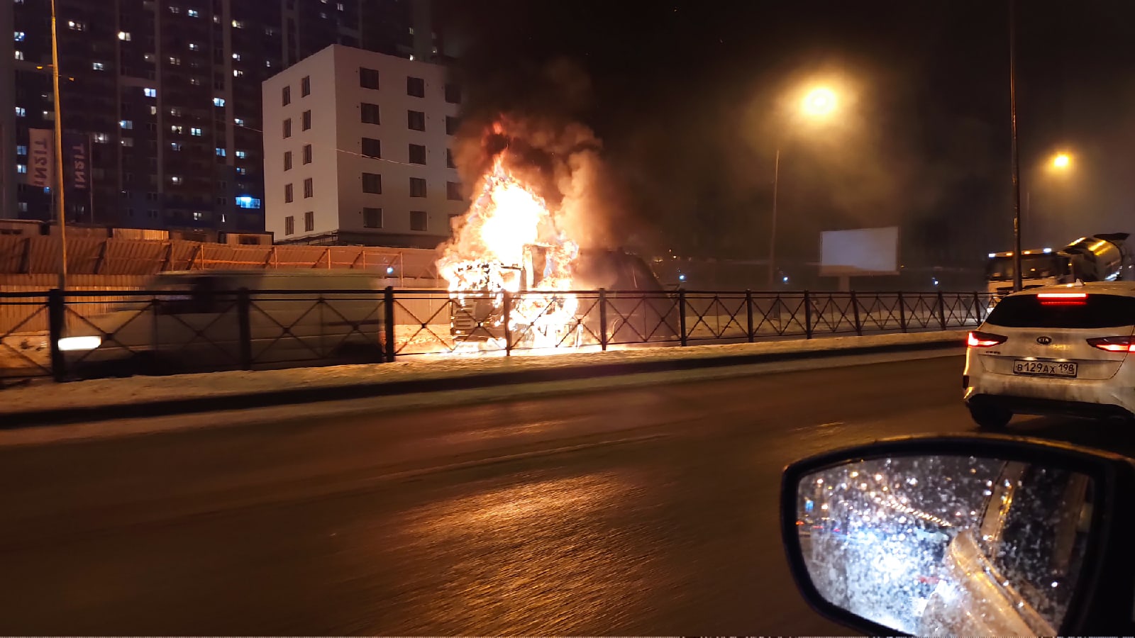 Зарево у «Купчино». Огонь оставил Петербург без мусоровоза | 24.01.2022 |  Санкт-Петербург - БезФормата