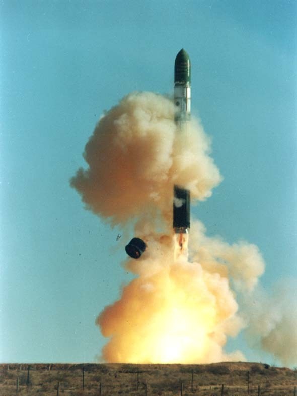 Старт ракеты: видно, как отлетает пороховой ракетный двигатель (аккумулятор давления) — тот, что дает первый импульс