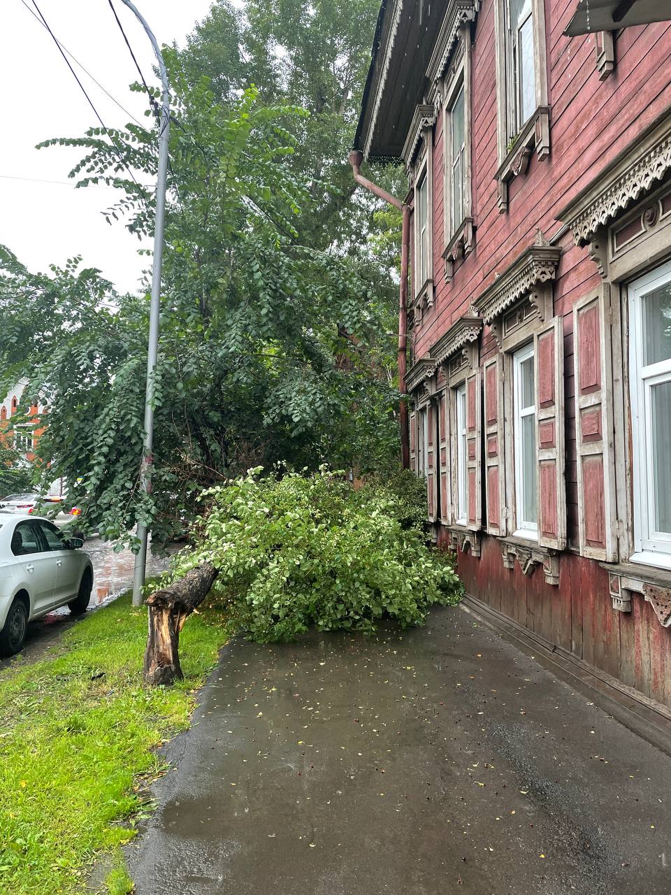 Последствия грозы на улице Марата в Иркутске
