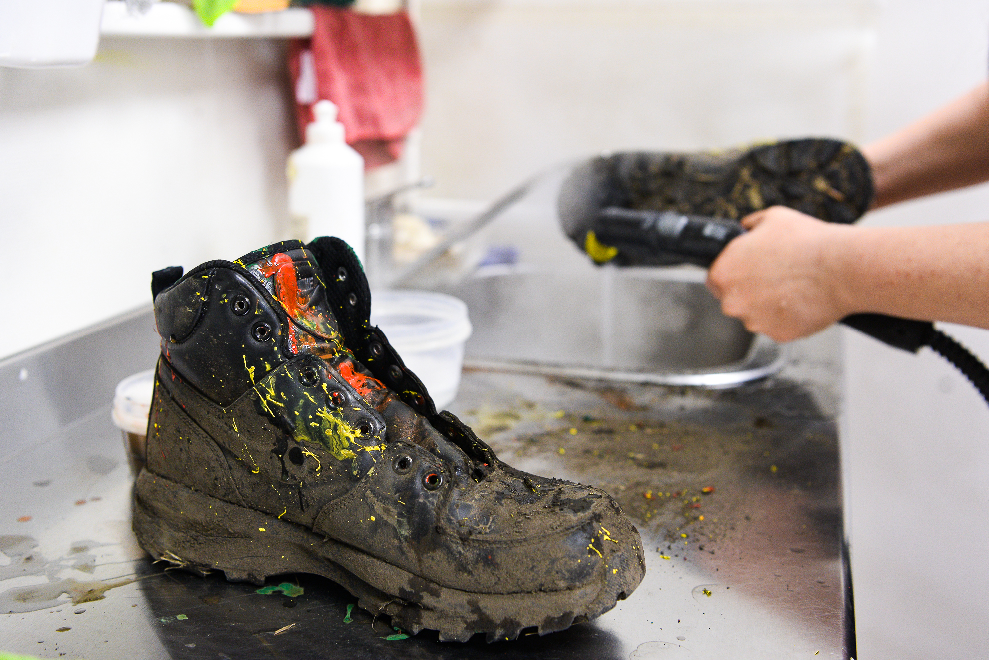 Комплексная чистка кожаной обуви включает глубокое очищение внутри и снаружи, дезинфекцию и покрытие водоотталкивающим составом