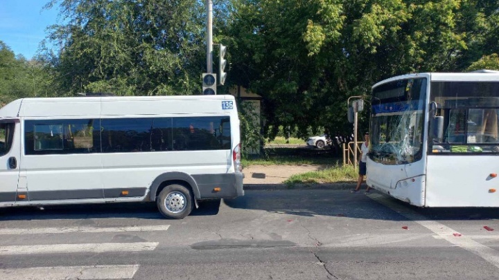 В Автозаводском районе Тольятти столкнулись два пассажирских автобуса