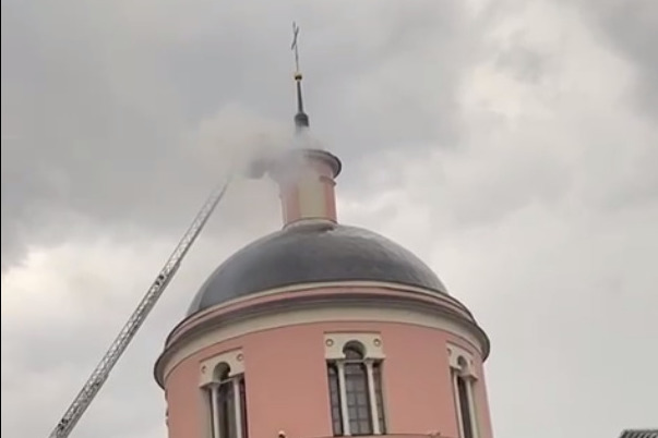 «Раздался сильный грохот». В центре Москвы после удара молнии загорелся храм