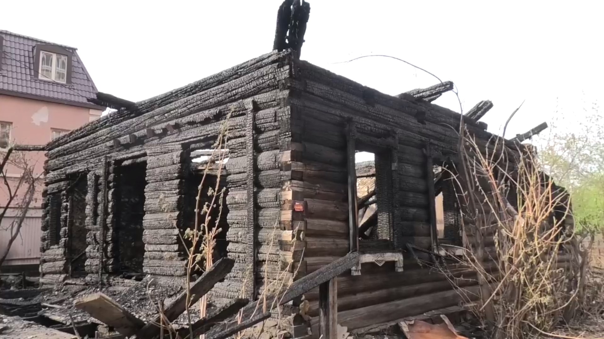 Трое иркутян сожгли дом в центре Иркутска, пострадали машина и постройки