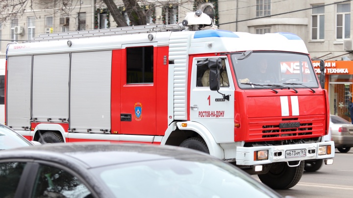 В Кемерове ночью произошел серьезный пожар в частном доме. Его тушили 24 человека