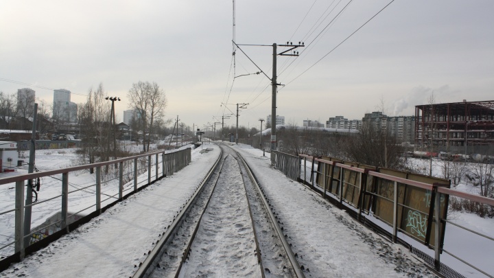 В Свердловской области проводница выпала из поезда и погибла