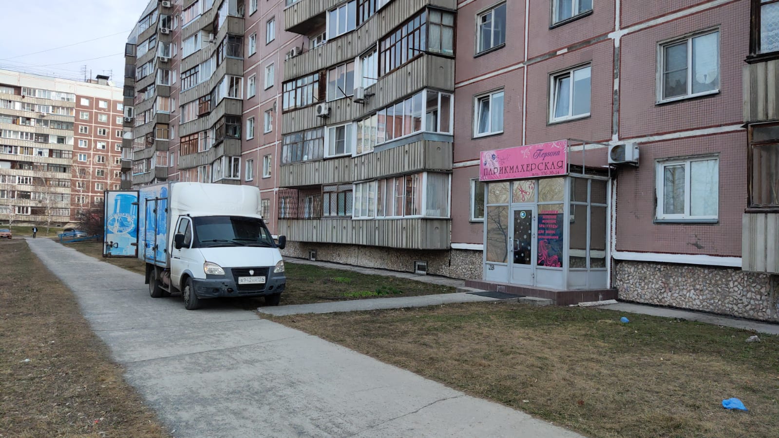 Фургон во дворе дома Фургон во дворе дома