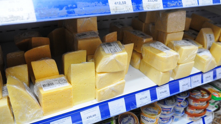 QR-коды ударили по молочке. Почему на Урале взлетели цены на сыр и когда это кончится