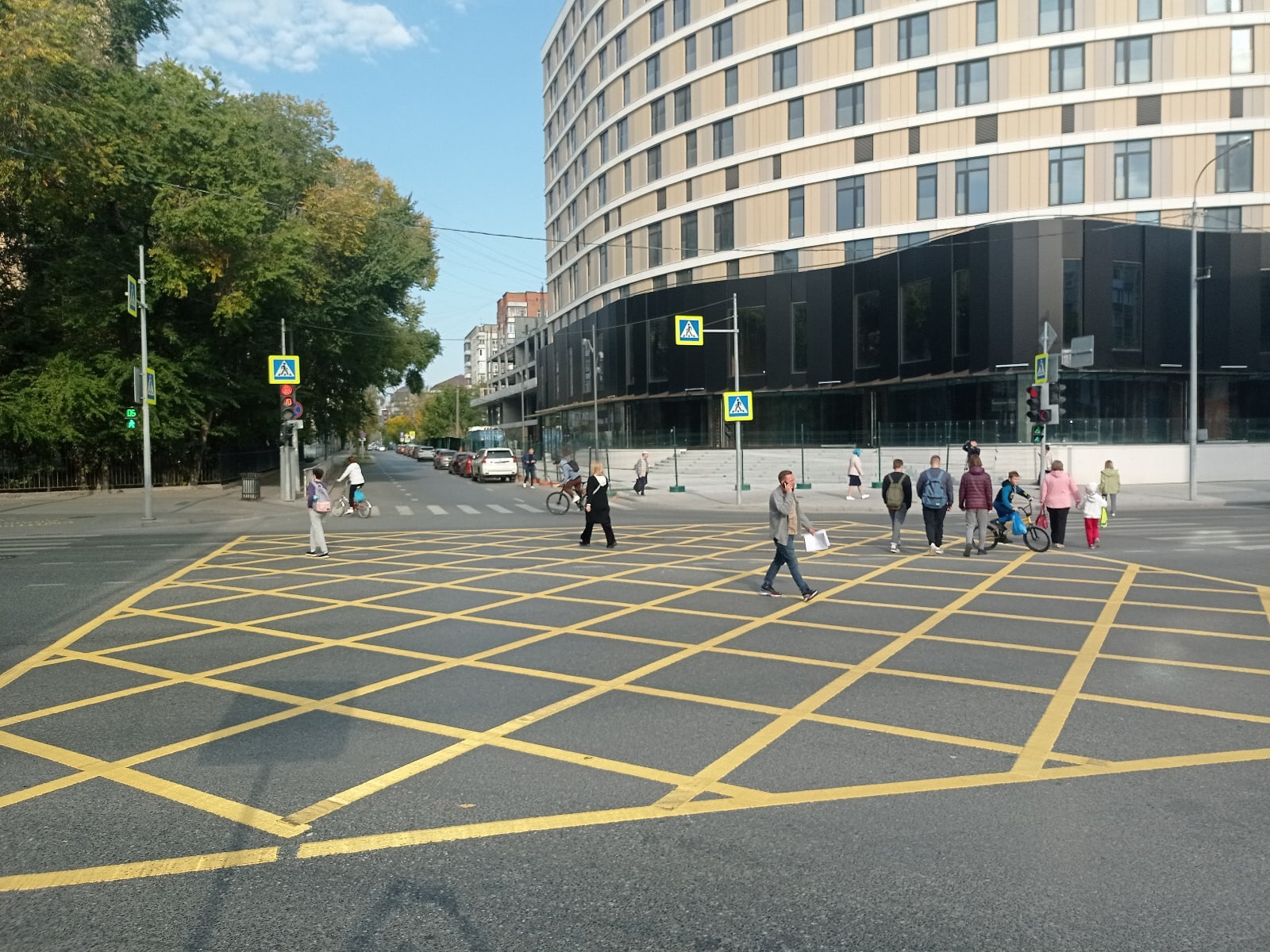 Автомобилям запрещено выезжать на разметку, если образовался затор Автомобилям запрещено выезжать на разметку, если образовался затор