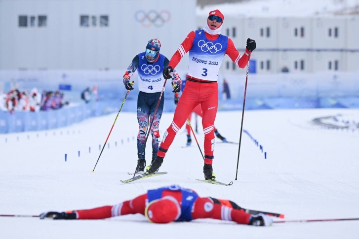 После победы в лыжном марафоне Сан Саныч позволил себе прилечь на китайском снегу