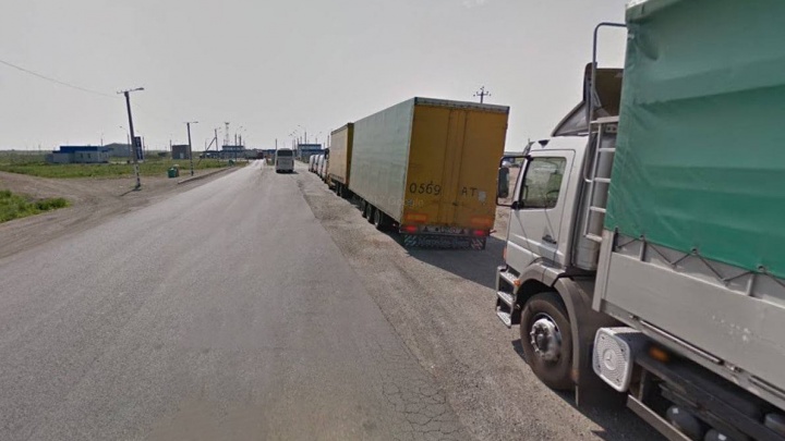 Инспектора ГИБДД в Челябинской области заподозрили в даче взятки за провоз нелегала через границу