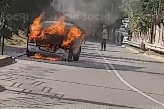 В поселке Красная Поляна сгорел легковой автомобиль
