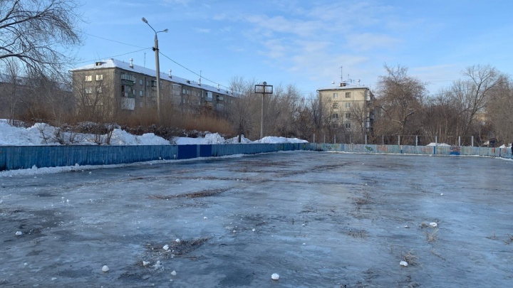 Под конец зимы в одном из микрорайонов Магнитогорска залили хоккейную коробку