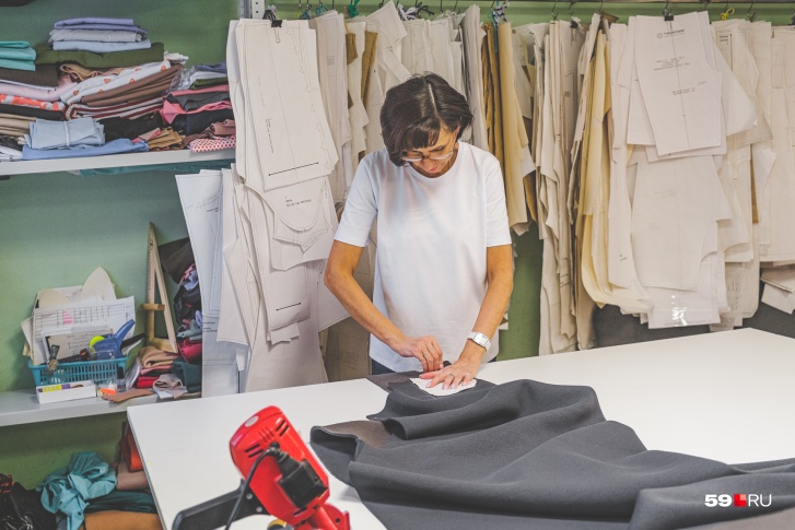 Довольно часто женщины создают бизнес по пошиву одежды