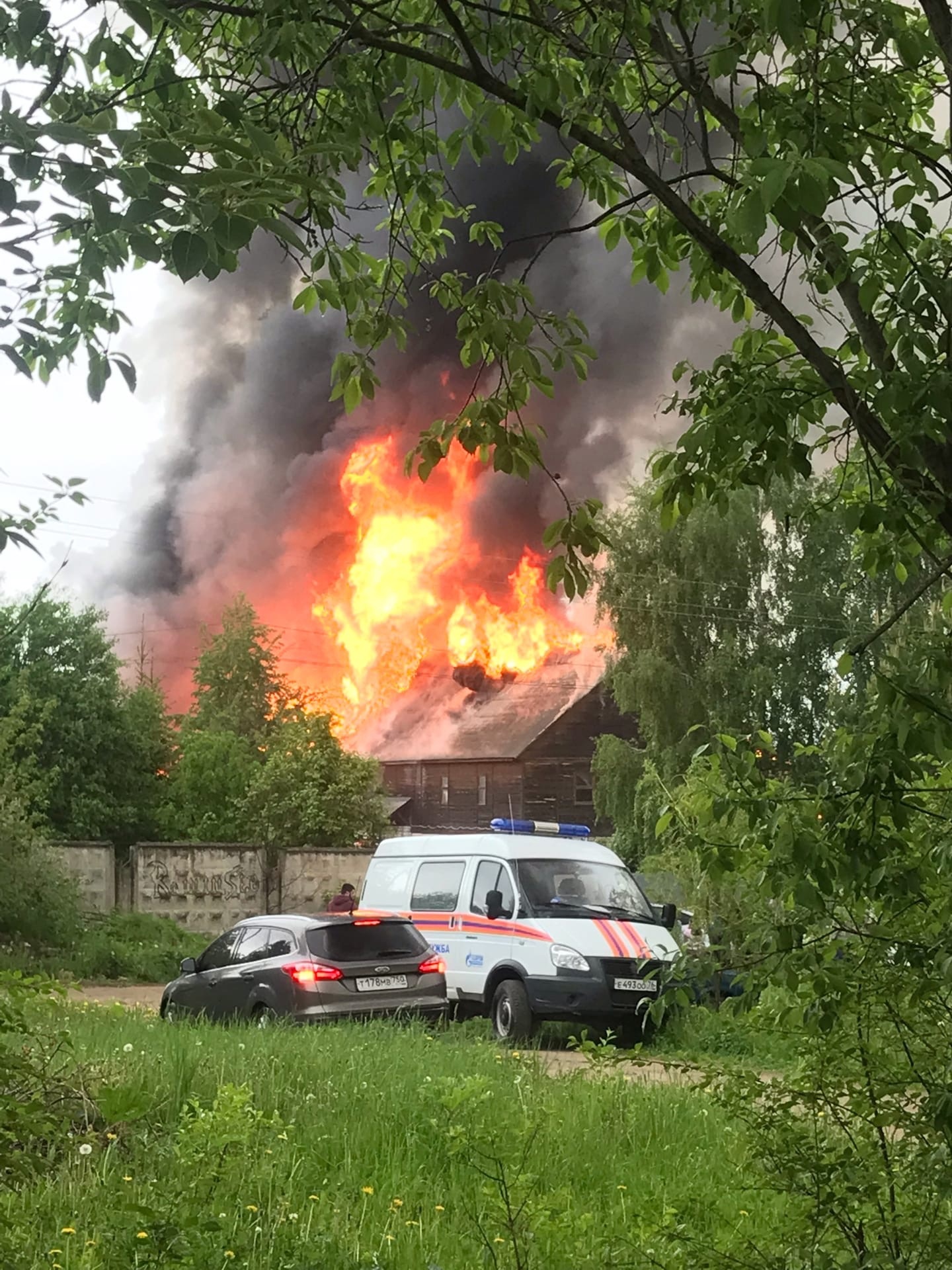Деревянное здание загорелось мгновенно Деревянное здание загорелось мгновенно