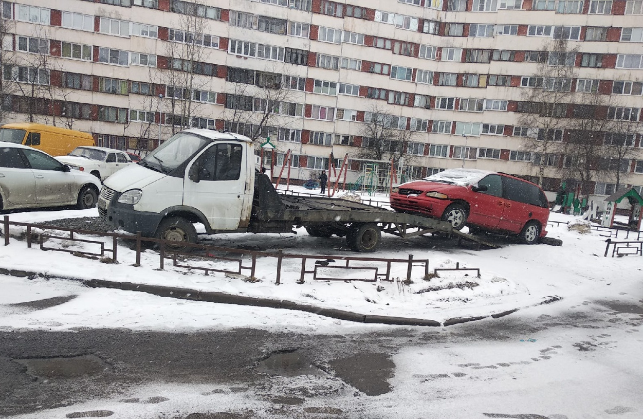 Эвакуатор в Петербурге не смог поднять редкую машину и превратился в  памятник | 08.04.2022 | Санкт-Петербург - БезФормата