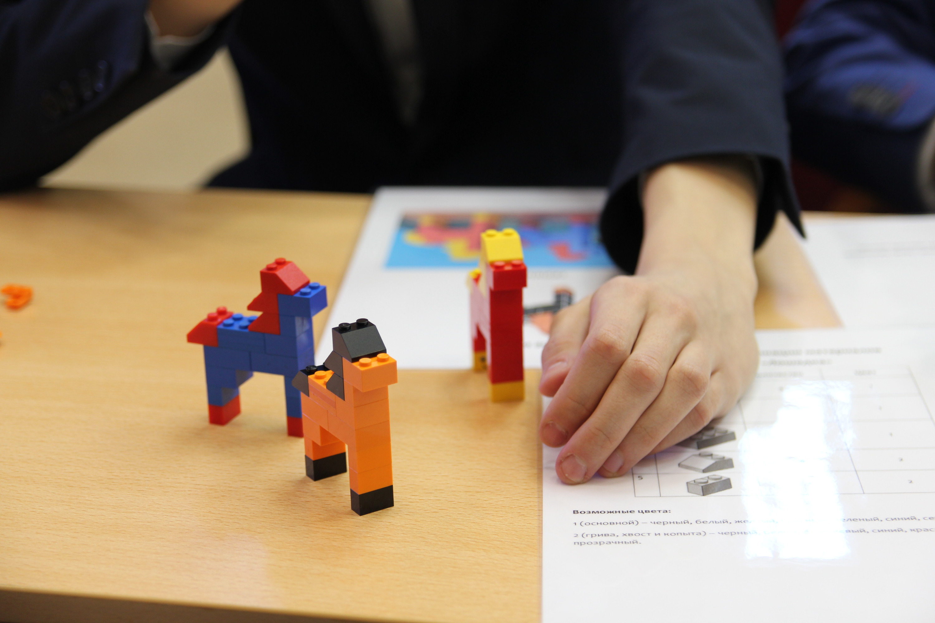 Студенты учатся оптимизировать процессы и снижать потери в деловой игре с использованием конструктора LEGO