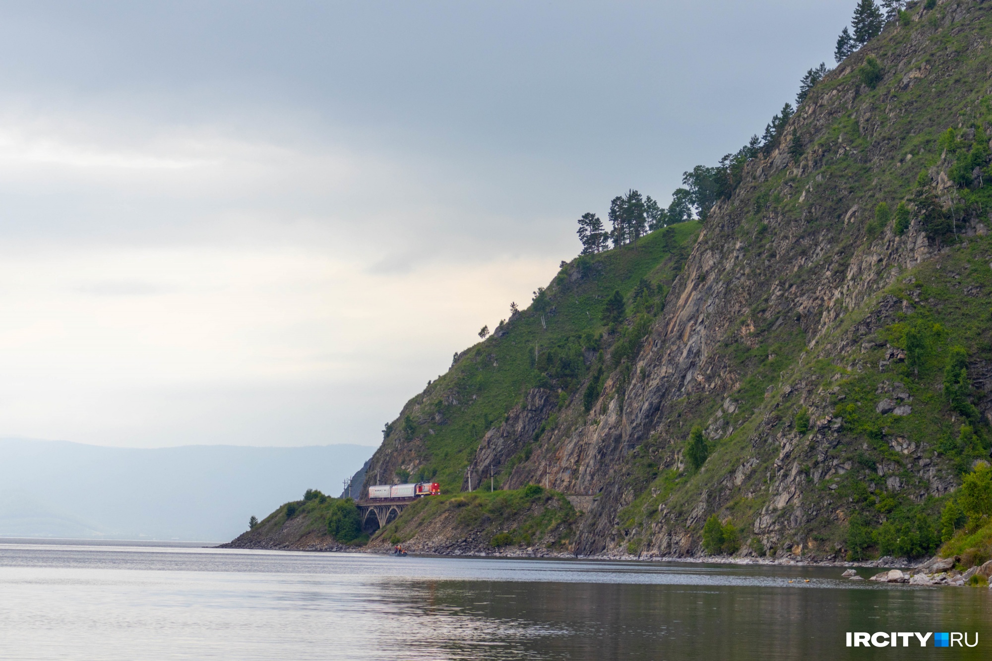 «Байкальский экспресс» будет курсировать по КБЖД всё лето до сентября