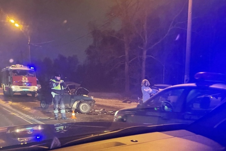 Отечественный автомобиль вылетел на встречную полосу после удара Отечественный автомобиль вылетел на встречную полосу после удара