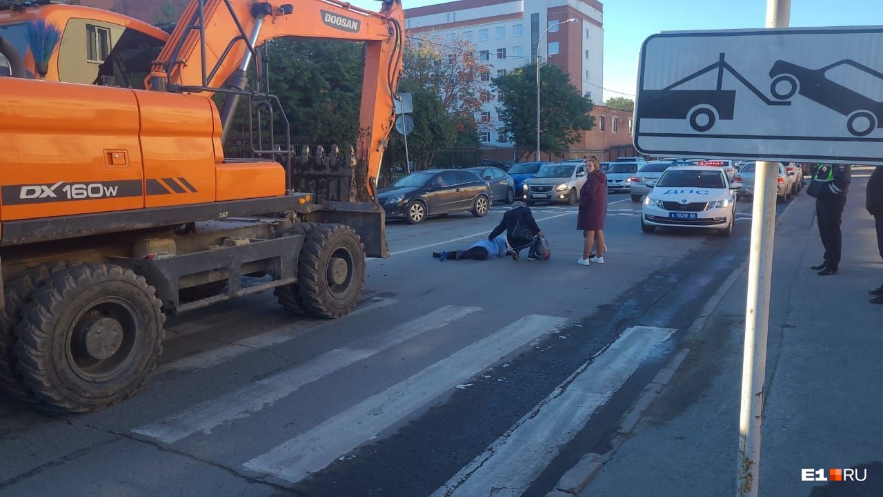 Возле госпиталя ветеранов в Екатеринбурге экскаватор сбил пенсионерку, которая шла по зебре