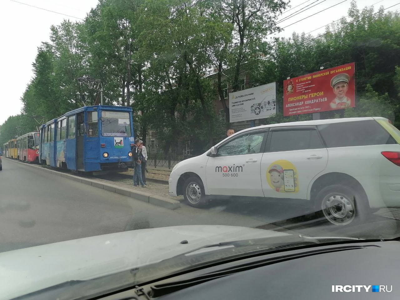 Пробка из трамваев скопилась в Иркутске на Декабрьских Событий из-за ДТП