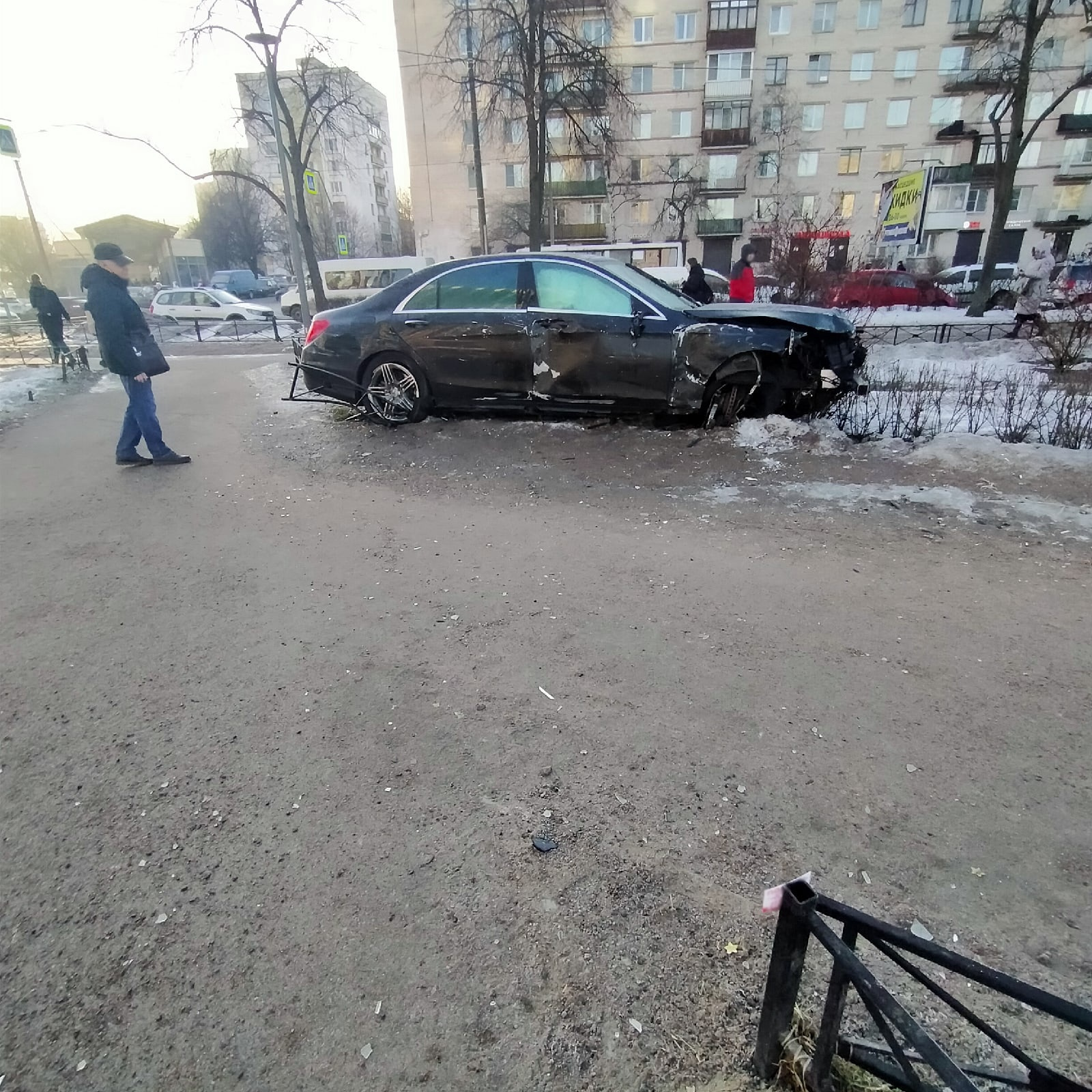 Водитель «Мерседеса», удирая от полиции, протаранил ларек, снес дерево и  забор на бульваре Новаторов | 14.03.2022 | Санкт-Петербург - БезФормата