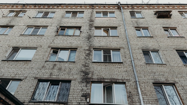 Разваливающееся общежитие на Харьковской решили расселить. Его дом-близнец рухнул в 2015 году