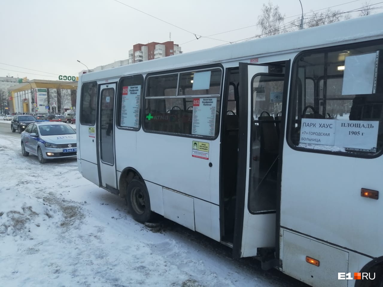 Юную екатеринбурженку увезли в больницу после падения в автобусе