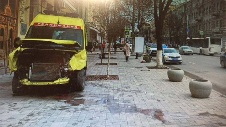 В центре Ростова машина реанимации с людьми врезалась в Lexus