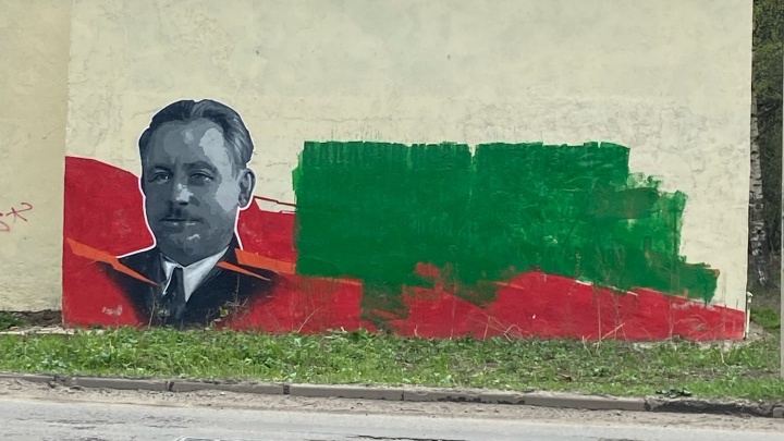«В шоке с такого отношения»: в Ярославле испортили граффити с изображением героя Советского Союза