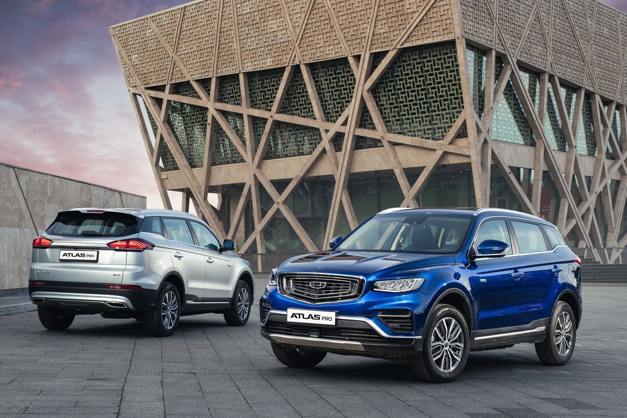 У кроссовера Geely Atlas Pro в дополнение к гибридной версии появились модификации с передним приводом. Они дешевле, но минимальная цена всё равно стартует от <nobr class="_">1,835 миллиона</nobr> рублей У кроссовера Geely Atlas Pro в дополнение к гибридной версии появились модификации с передним приводом. Они дешевле, но минимальная цена всё равно стартует от <nobr class="_">1,835 миллиона</nobr> рублей