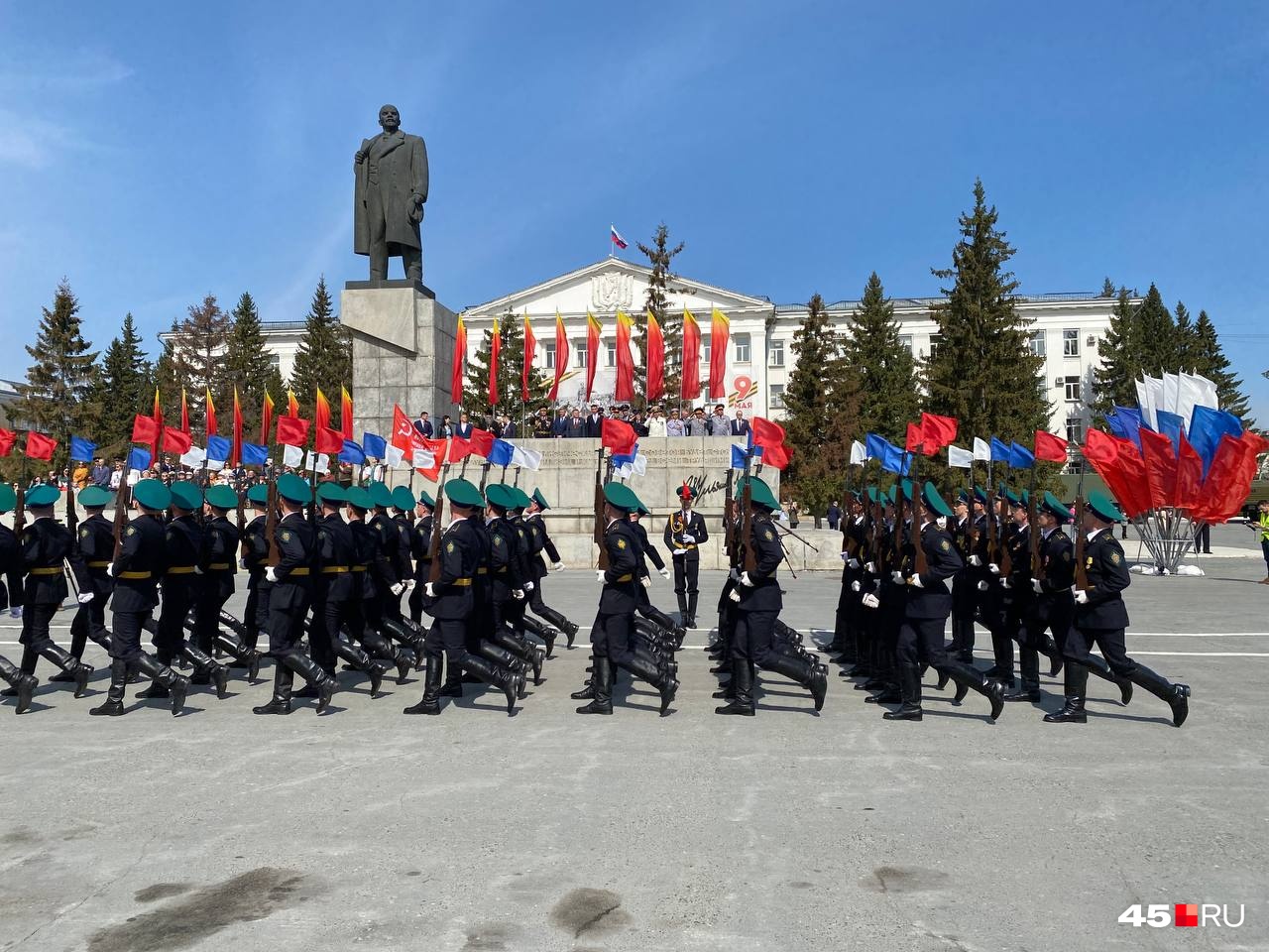 Колонны военных прошли ровным строем Колонны военных прошли ровным строем