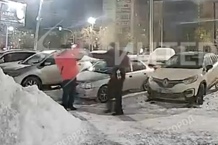 Прохожий распылил перцовую смесь в глаза курьеру, и тот в отместку ударил мужчину палкой Прохожий распылил перцовую смесь в глаза курьеру, и тот в отместку ударил мужчину палкой