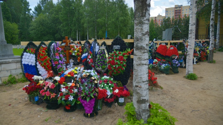 На Вологодском кладбище неизвестные раскидали цветы со свежей могилы военнослужащего
