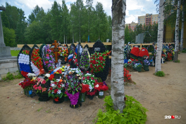Сейчас могилы выглядят опрятно Сейчас могилы выглядят опрятно