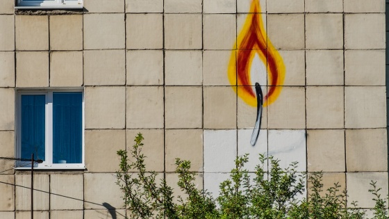 Пермяки опасаются, что коммунальщики закрасят «Свечу», нарисованную в память об Александре Жуневе. Что говорят в администрации