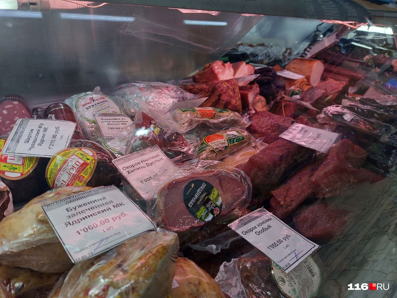 Точка продажи мясных деликатесов в последнее время живет за счет туристов Точка продажи мясных деликатесов в последнее время живет за счет туристов