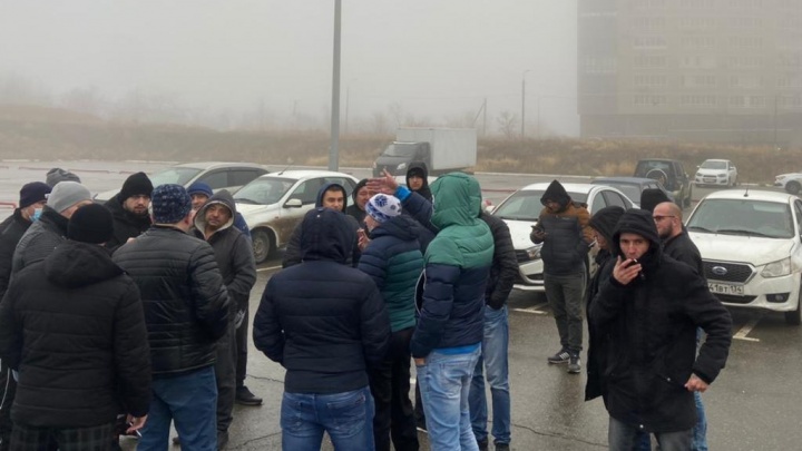 «Люди впахивают за копейки»: в Волгограде таксисты устроили забастовку против агрегаторов