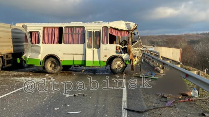 На Кубани вахтовый автобус врезался в грузовик