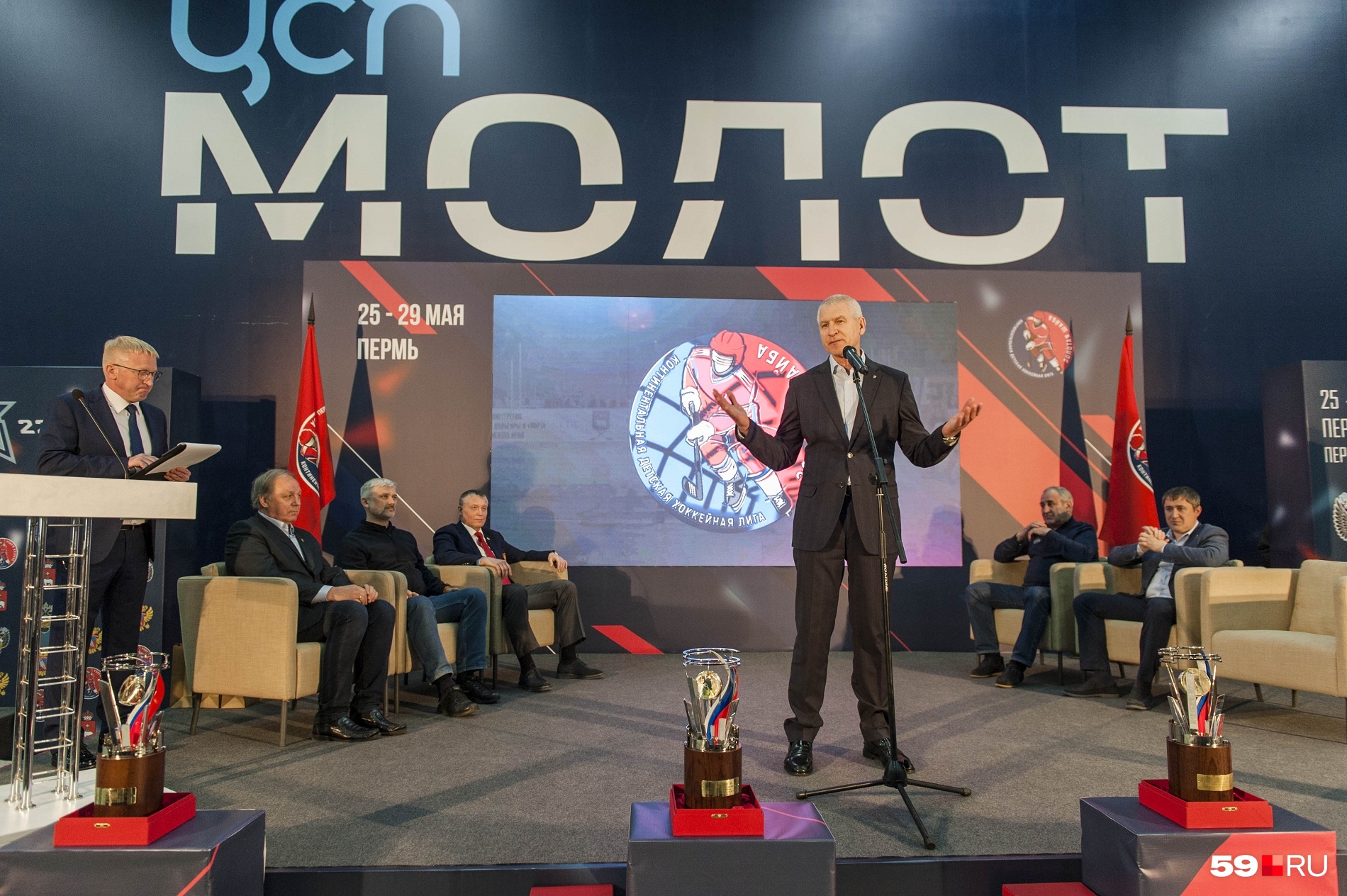 Министр спорта вдохновенно говорит о хоккее Министр спорта вдохновенно говорит о хоккее