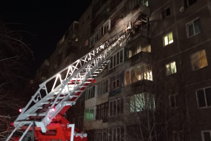 Пожар произошел на пятом этаже девятиэтажки Пожар произошел на пятом этаже девятиэтажки