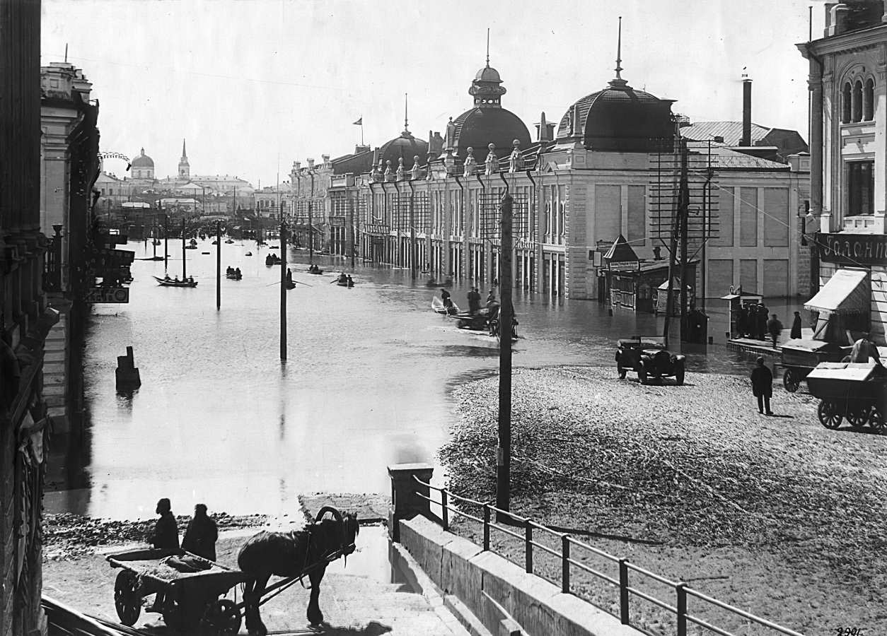 Наводнение в Омске 6–8 мая 1928 года. Затопленная улица Ленина, снятая со стороны площади Горсовета. Фотограф И. С. Шульпин